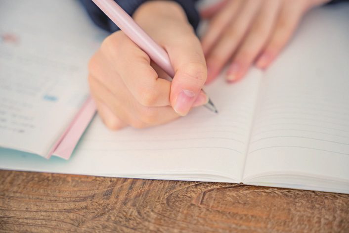 ノートに書きながら学びをふりかえる様子